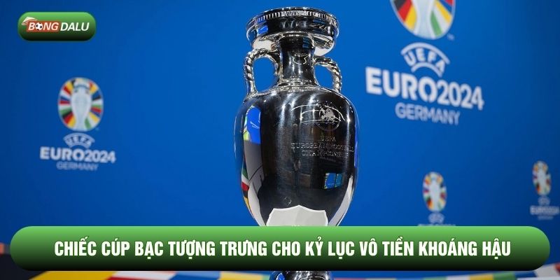 Chiếc cúp bạc tượng trưng cho kỷ lục vô tiền khoáng hậu Chiếc cúp bạc tượng trưng cho kỷ lục vô tiền khoáng hậu