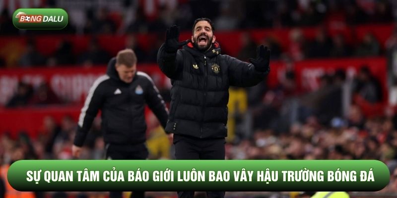 Sự quan tâm của báo giới luôn bao vây hậu trường bóng đá Sự quan tâm của báo giới luôn bao vây hậu trường bóng đá